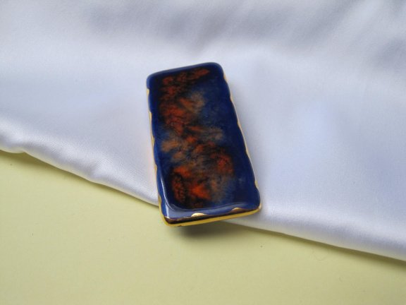 Broche porselein blauw paars oranje tinten met verguld randje 5.9x2.7 cm. - Afbeelding 4