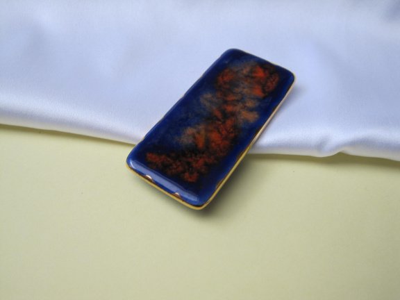 Broche porselein blauw paars oranje tinten met verguld randje 5.9x2.7 cm. - Afbeelding 5