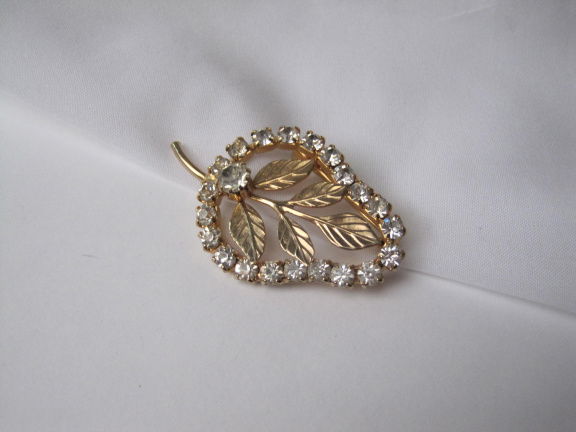 Broche goudkleurig bladmodel met kristal rijnstenen 5.0x3.1 cm. - nr. 1