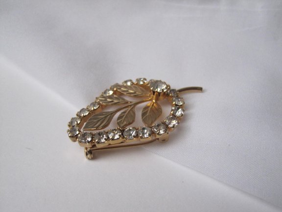 Broche goudkleurig bladmodel met kristal rijnstenen 5.0x3.1 cm. - Afbeelding 2