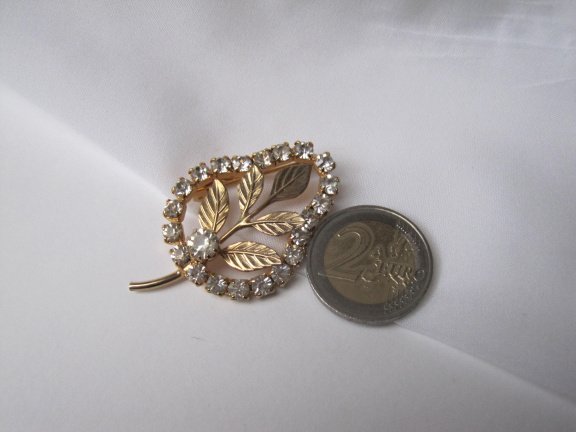 Broche goudkleurig bladmodel met kristal rijnstenen 5.0x3.1 cm. - Afbeelding 3