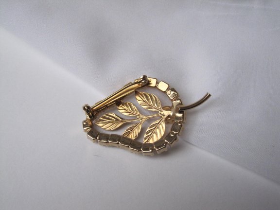 Broche goudkleurig bladmodel met kristal rijnstenen 5.0x3.1 cm. - Afbeelding 4