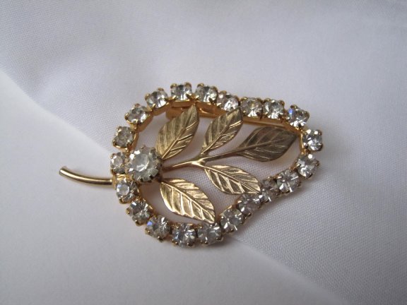 Broche goudkleurig bladmodel met kristal rijnstenen 5.0x3.1 cm. - Afbeelding 5