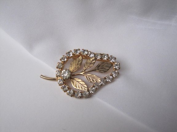 Broche goudkleurig bladmodel met kristal rijnstenen 5.0x3.1 cm. - Afbeelding 6