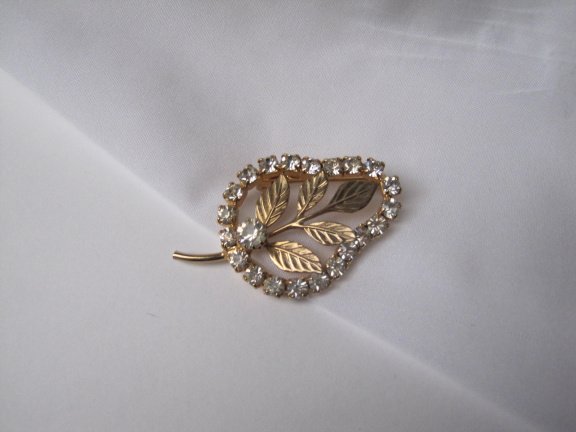 Broche goudkleurig bladmodel met kristal rijnstenen 5.0x3.1 cm. - Afbeelding 7