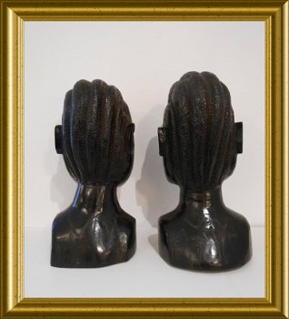 Twee houten hoofden, houtsnijwerk - 3