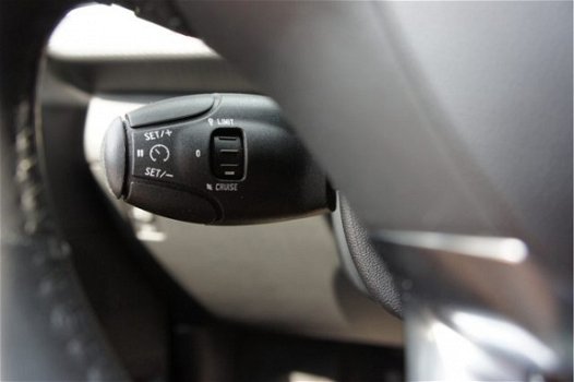 Peugeot 2008 - 1.2 PT 110pk Automaat Bluetooth/Camera/CarPlay/Cruise/Navi/PDC/Stoelverw./Velgen RIJK - 1