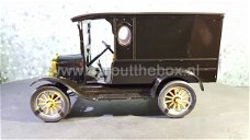 Ford Model T Paddy Wagon zwart 1:24 Motormax