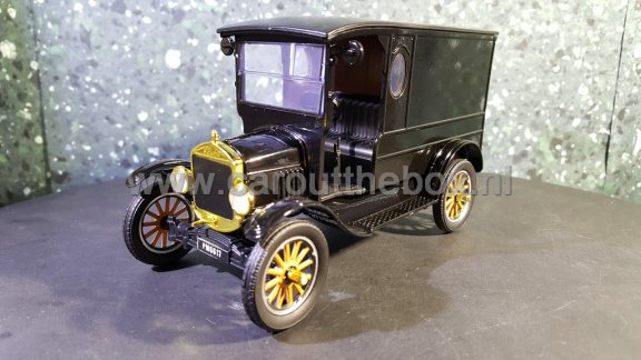 Ford Model T Paddy Wagon zwart 1:24 Motormax - 2