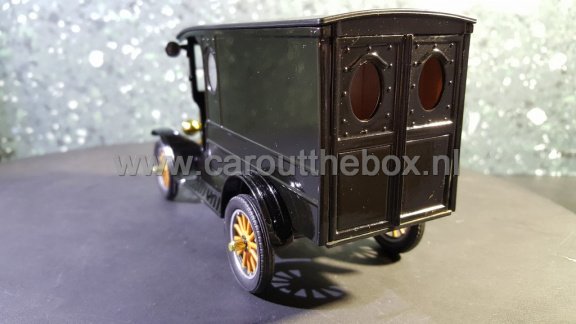 Ford Model T Paddy Wagon zwart 1:24 Motormax - 3
