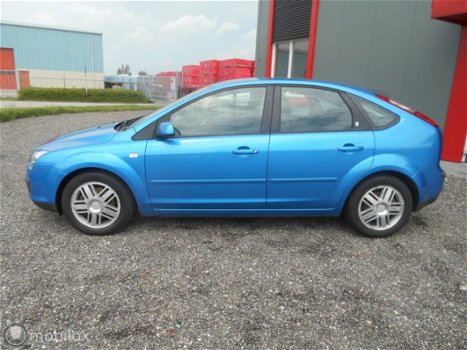 Ford Focus - 2.0-16V Ghia - 1