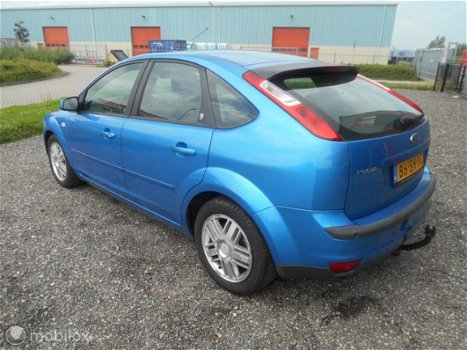 Ford Focus - 2.0-16V Ghia - 1