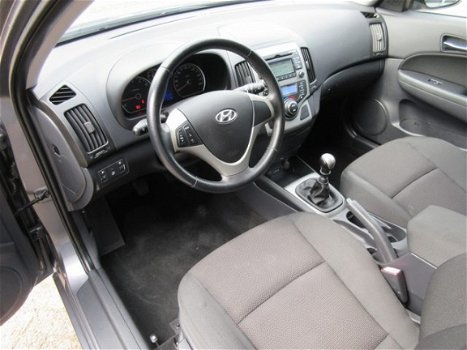 Hyundai i30 - 1.6i Dynamic Business Climatronic/ Parkeersensoren - 1