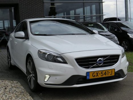 Volvo V40 - 2.0 D2 R-Design Business Styling Pack 18 inch Xenon Trekhaak Navi PDC Leder/Alcantara Pa - 1