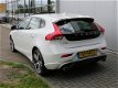 Volvo V40 - 2.0 D2 R-Design Business Styling Pack 18 inch Xenon Trekhaak Navi PDC Leder/Alcantara Pa - 1 - Thumbnail