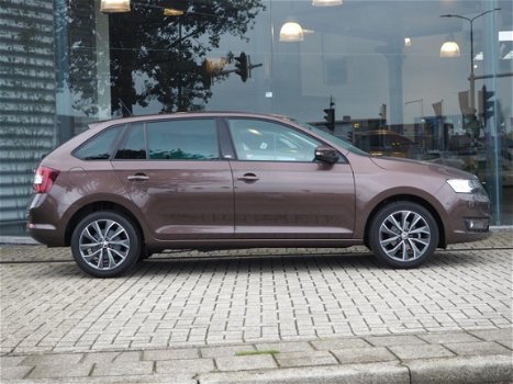 Skoda Rapid Spaceback - 1.2 TSI Edition Automaat / Groot navigatie / Stoelverwarming / Parkeersensor - 1