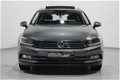 Volkswagen Passat Variant - 1.6 TDI 120 pk 360 Camera, Leder, Panoramadak, Navi, LED Koplampen, Adap - 1 - Thumbnail