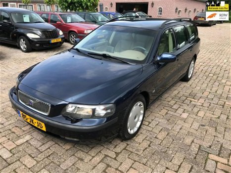 Volvo V70 - 2.4 D5 Comfort Line nieuwe apk - 1