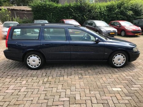 Volvo V70 - 2.4 D5 Comfort Line nieuwe apk - 1