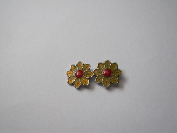 Zilveren oorbellen gele bloem met rood hartje 0.9 cm - nr. 1