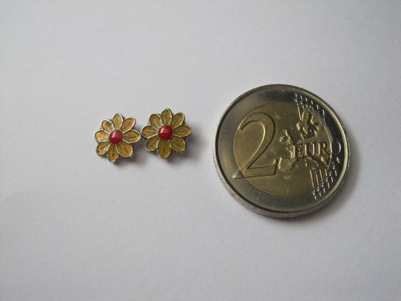 Zilveren oorbellen gele bloem met rood hartje 0.9 cm - Afbeelding 2