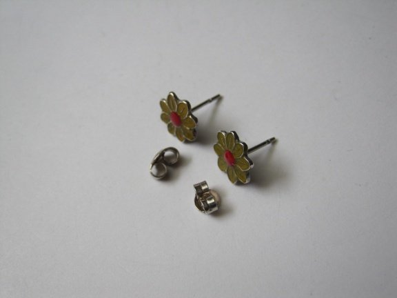 Zilveren oorbellen gele bloem met rood hartje 0.9 cm - Afbeelding 3