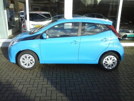 Toyota Aygo - 1.0 VVT-i x-play 5 drs. Airco Nieuw model - 1