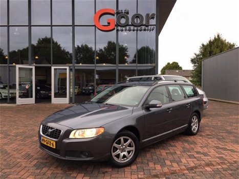 Volvo V70 - 2.5T Momentum 200pk trekhaak Pdc Navigatie - 1