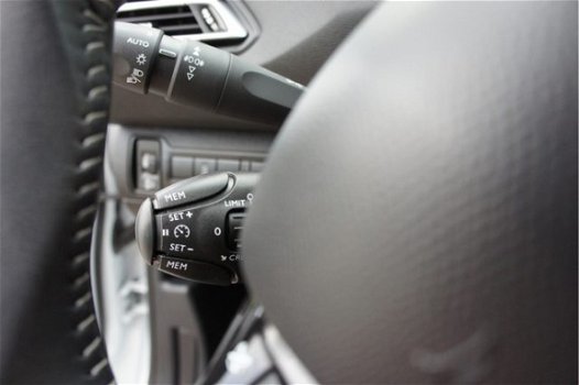 Peugeot 308 - 1.2 PureTech 130pk Bluetooth/CarPlay/Cruise/Climate/LED/PDC/Velgen RIJKLAAR €17.798 - 1