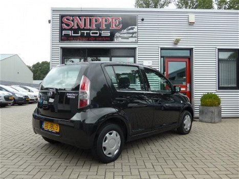 Daihatsu Sirion 2 - 1.0-12V Premium 5-deurs. zwart. Nette Auto - 1