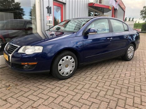 Volkswagen Passat - 1.6 Trendline Navigatie/Trekhaak/PDC/Airco - 1