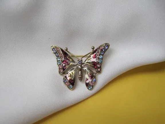 Broche Liz Claiborne goudkleurig emaille vlinder met roze en blauwe rijnsteentjes 3.5x2.7 cm - nr. 1