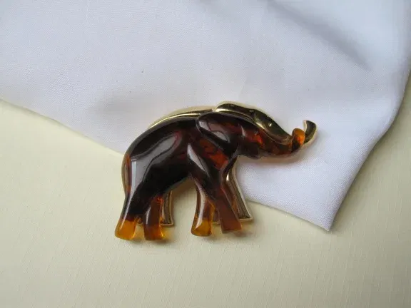 Broche Liz Claiborne goudkleurig en cognackleurige olifanten6.5x3.9 cm - nr. 1