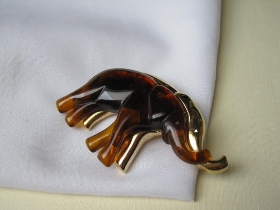Broche Liz Claiborne goudkleurig en cognackleurige olifanten6.5x3.9 cm - Afbeelding 2