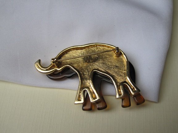 Broche Liz Claiborne goudkleurig en cognackleurige olifanten6.5x3.9 cm - Afbeelding 4