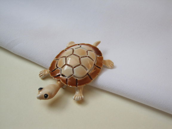 Broche goudkleurig verguld en beige bruin emaille schildpad 4.9x3.0 cm - nr. 1