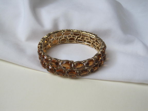Armband Monet goudkleurig met cognackleurige kunststof stenen 5.9 cm stretch - nr. 1