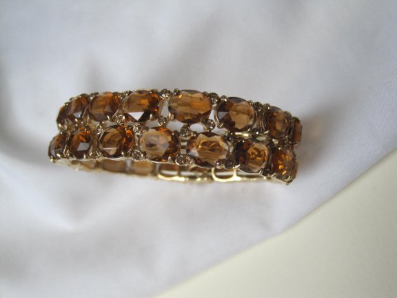 Armband Monet goudkleurig met cognackleurige kunststof stenen 5.9 cm stretch - Afbeelding 2