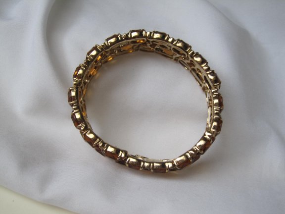 Armband Monet goudkleurig met cognackleurige kunststof stenen 5.9 cm stretch - Afbeelding 3