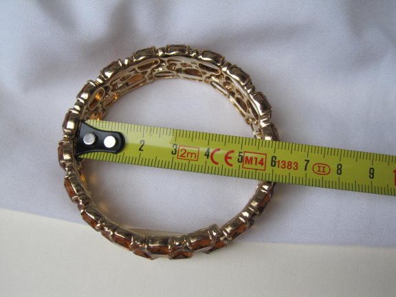 Armband Monet goudkleurig met cognackleurige kunststof stenen 5.9 cm stretch - Afbeelding 4