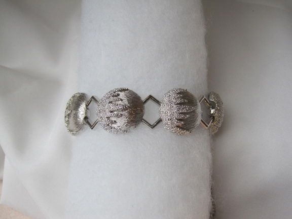 Armband Monet zilverkleurig sneeuwbal motief schakels 19 cm. - nr. 1