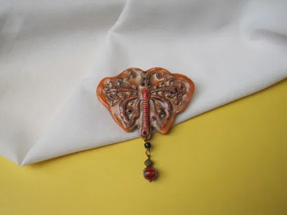 Broche keramiek porselein oranje vlinder met mille fiori glas kraal 7.1x5.9 cm - nr. 1