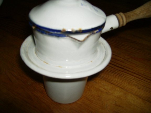 Melkkokkertje of bakje wit emaille - nr. 1