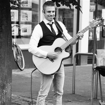 Rocky: De Muzikale Entertainer (Bandartiest: Gitaar en Zang) - 1