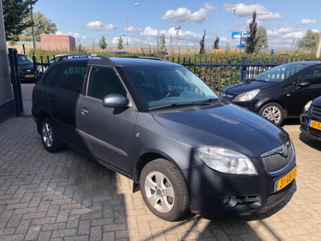 Skoda Fabia Combi - 1.6-16V Elegance CLIMATE / CRUISE / LMV / PARKEERSENSOREN - 1