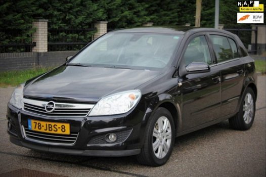 Opel Astra - 1.8 Cosmo , AUTOMAAT, NAVI, LEDER, CLIMA, STOEL.VERW - 1