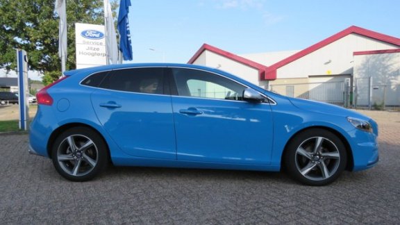 Volvo V40 - 1.6 D2 R-Design Navigatie, Xenon, Winter Pack, Afn. Trekhaak, D-Riem vervangen - 1