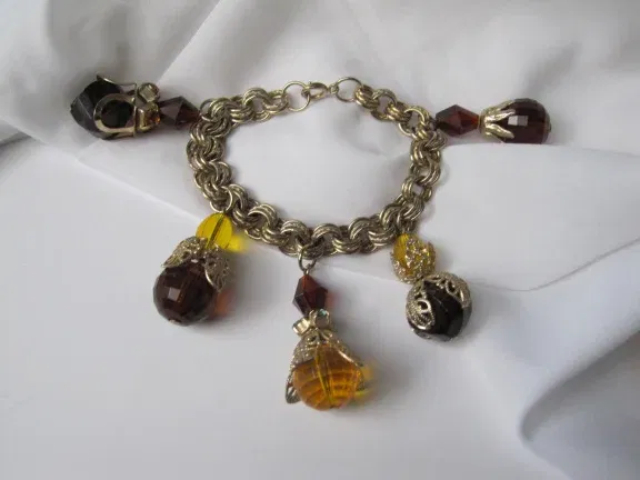 Armband goudkleurige schakels met grote kunststof bedels 20 cm - nr. 1