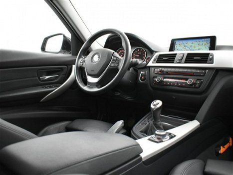 BMW 3-serie - 320i SEDAN + LEDER SPORTINTERIEUR / NAVI PRO / XENON / UPGRADE EDITION - 1