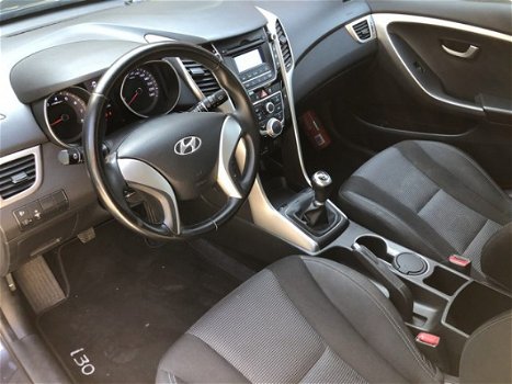 Hyundai i30 - 1.4 i-Drive - airco, parkeersensoren, lm velgen etc - 1